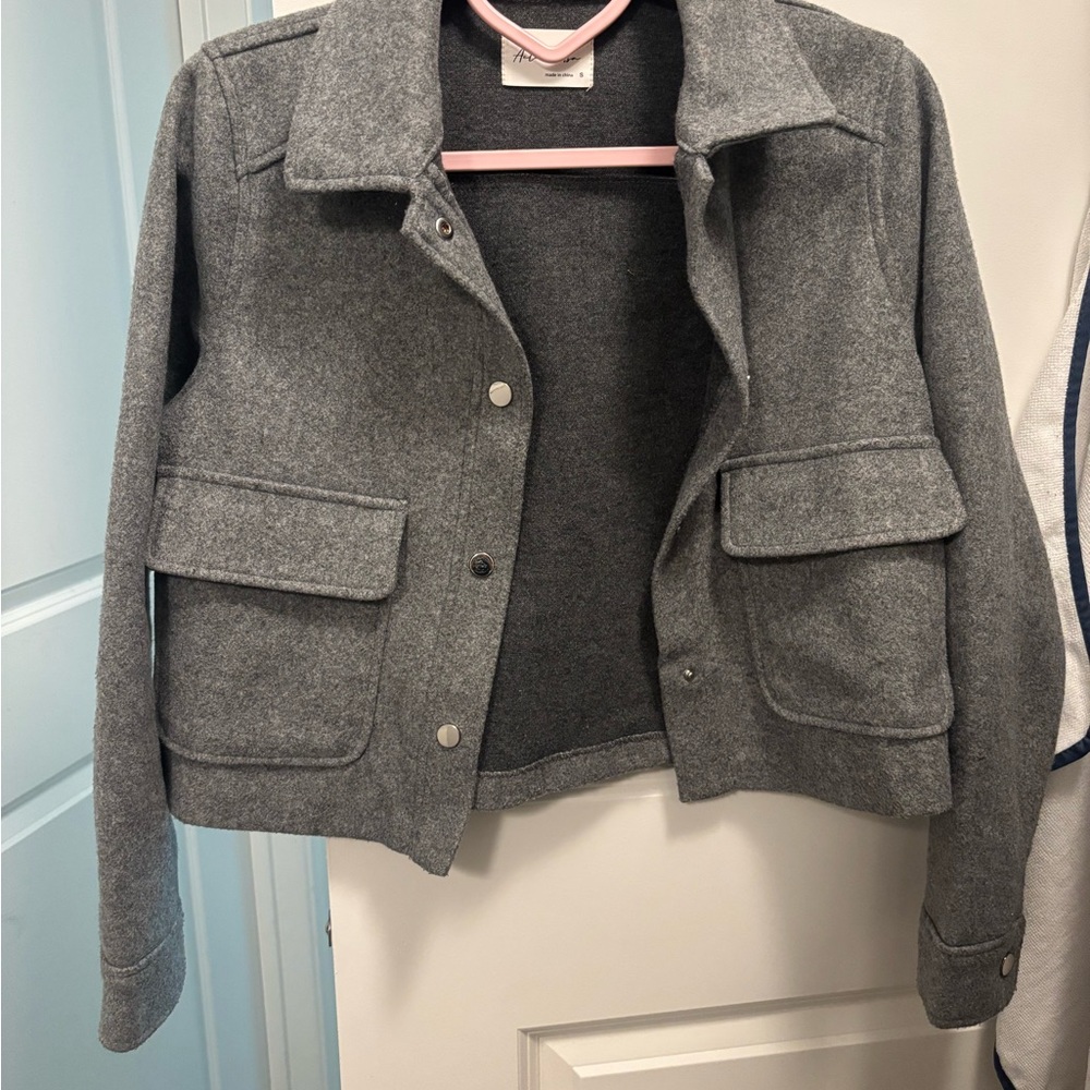 Gray Utility Jacket with Classic Collar and Cropped Length